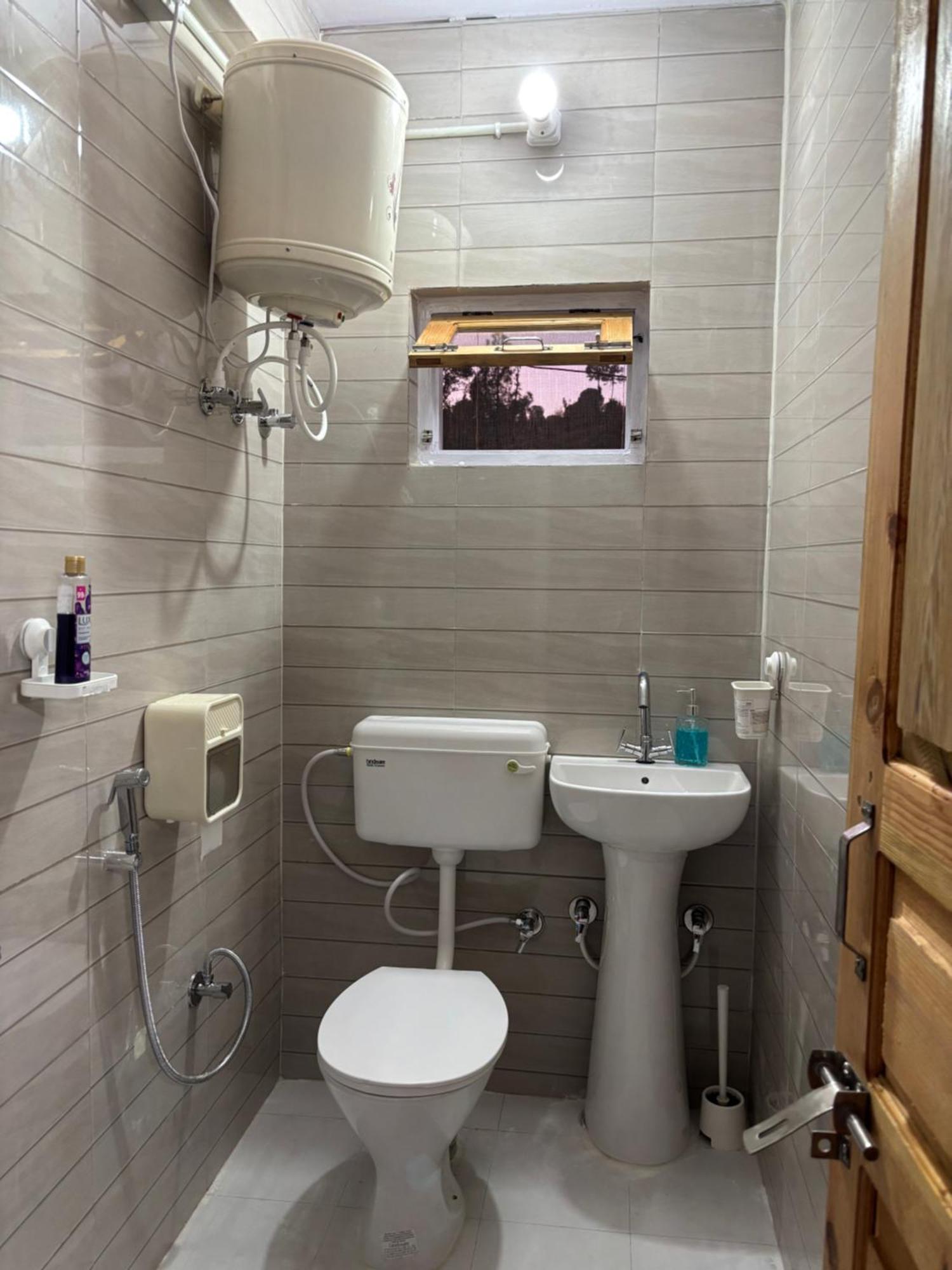 Brook Cottage Champawat Екстериор снимка